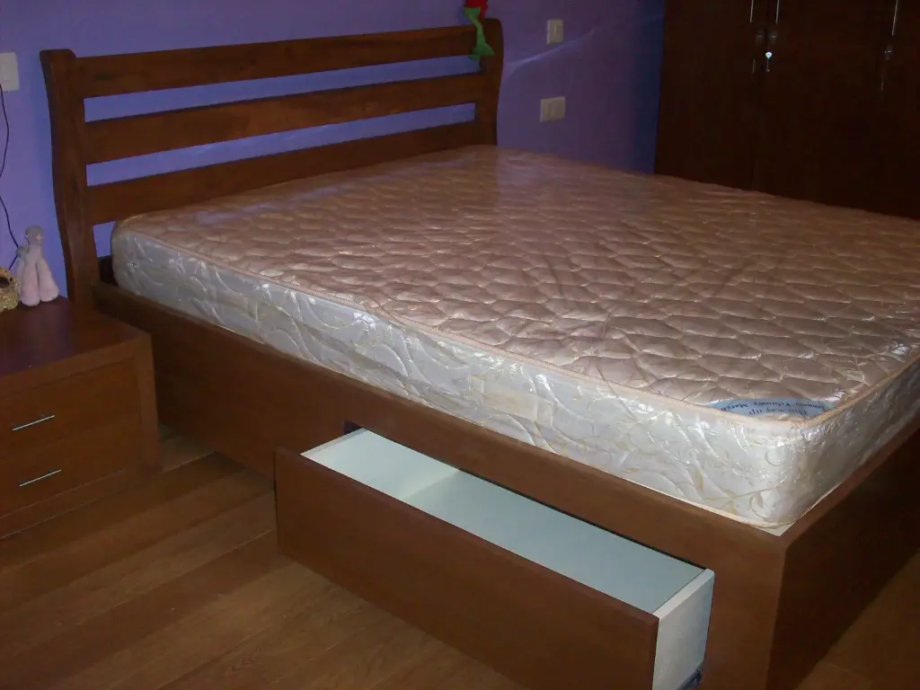 double bed with 2 side table